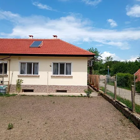 стената до язовир Apartament Sultukovo