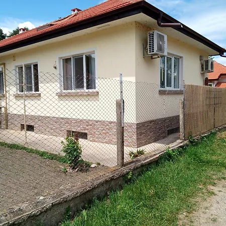 стената до язовир